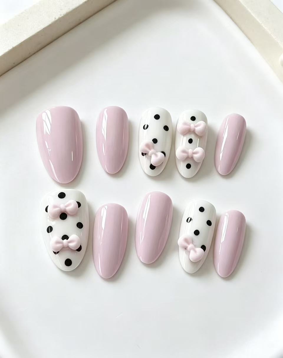 Press On Nail Set - 10 Parçalı Pembe ve Beyaz Puantiyeli